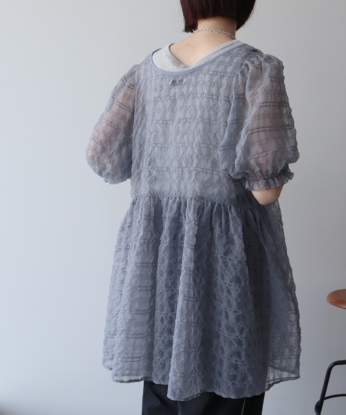 earth music&ecology（アースミュージックアンドエコロジー）の「シアーパフチュニック（チュニック・レディース・アイボリー/グレー/ピンク・FREE）」の14枚目の写真