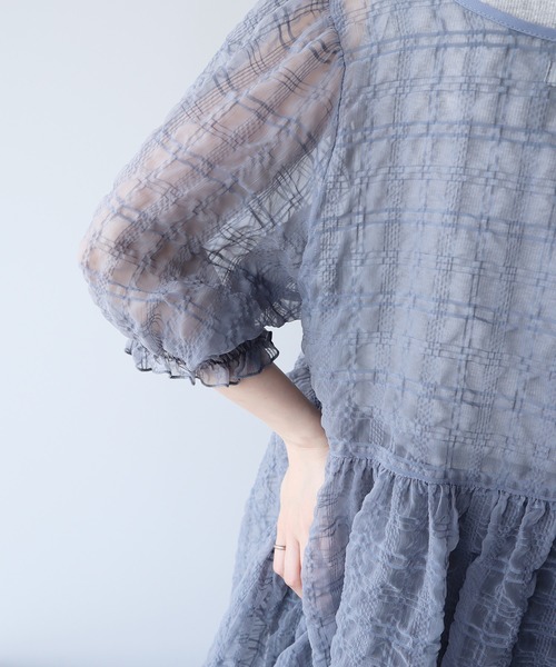 earth music&ecology（アースミュージックアンドエコロジー）の「シアーパフチュニック（チュニック・レディース・アイボリー/グレー/ピンク・FREE）」の15枚目の写真