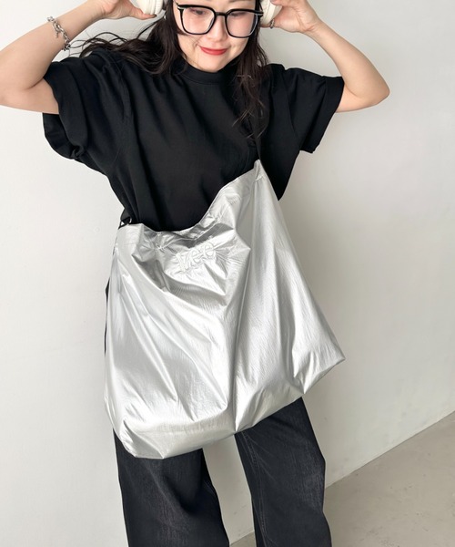 Lee（リー）の「Lee/リー ロゴ刺繍 ザックリ ビッグショルダー/MEGAショルダー/ニュースペーパーバッグ（ショルダーバッグ・レディース・シルバー/ホワイト/ブラック・FREE）」の15枚目の写真