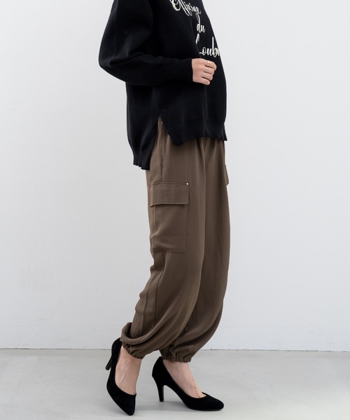 ANNA LUNA(アンナルナ)の「【ANNA LUNA】 程よい落ち感と上品な光沢感が魅力のカーゴパンツ(カーゴパンツ・レディース・ブラック/カーキ・LARGE/MEDIUM)」の12枚目の写真