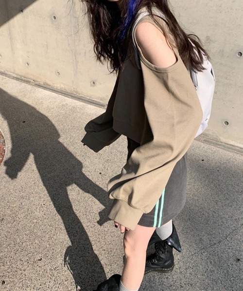 LYEON(リヨン)の「前後2WAYクロップドスウェットトップス(スウェット・レディース・アイボリー/ブルー/ベージュ・FREE)」の21枚目の写真