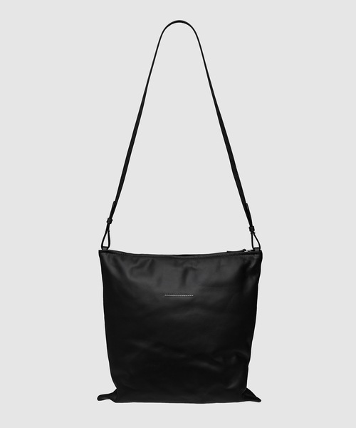 ★関税込【MM6】pillow clutch bag MM6 Maison Margiela Pillow Leather Clutch Bag | Black | FARFETCH