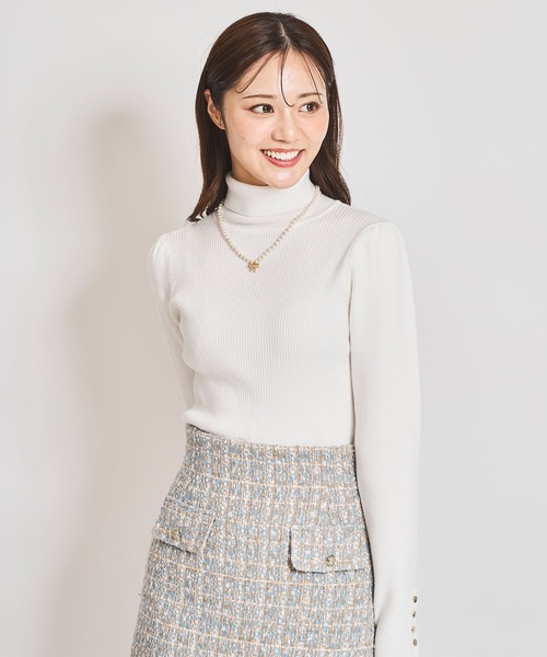 31 Sons de mode（トランテアン　ソン　ドゥ　モード）の「【ＷＡＳＨＡＢＬＥ】ゴールド釦タートルネックニット（ニット/セーター・レディース・ブラック/オフホワイト/サックスブルー/ピンク・フリー）」の2枚目の写真