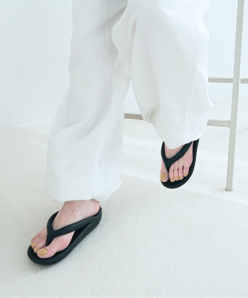 enchanted(エンチャンテッド)の「ラウンドストラップトングサンダル(サンダル・レディース・ブラック/ホワイト/グリーン・M/L/LL)」の2枚目の写真