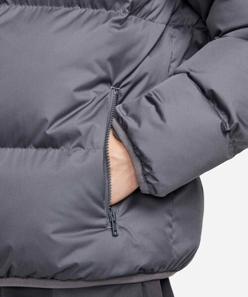 NIKE(ナイキ)の「ナイキ スポーツウェア クラブ メンズ パファー ジャケット / Nike Sportswear Club Men's Puffer Jacket FB7369-068 Iron Grey(ブルゾン・メンズ・グレー系その他・2XL/L/M/S/XL)」の8枚目の写真