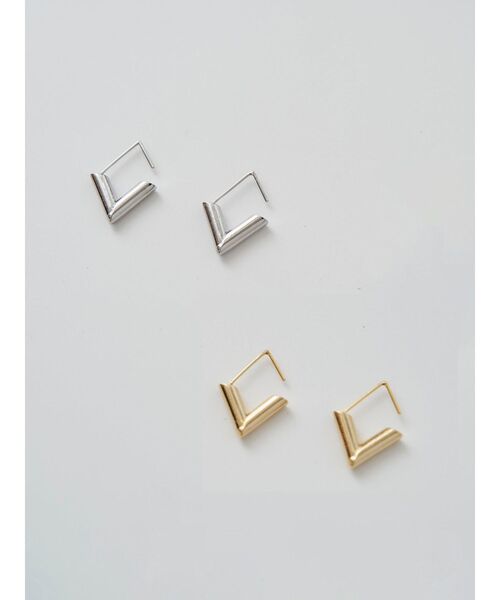 ELENDEEK（エレンディーク）の「Vスモールピアス（ピアス（両耳用）・レディース・シルバー/ゴールド・FREE）」の13枚目の写真