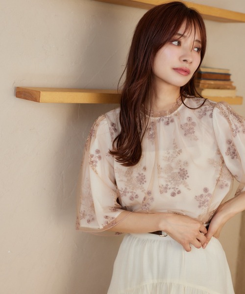 mysty woman（ミスティウーマン）の「フローラル刺繍フレアスリーブブラウス　320879（シャツ/ブラウス・レディース・アイボリー/グレイッシュブルー/グレー/ピンクベージュ/ベージュ/オフホワイト・FREE）」の4枚目の写真