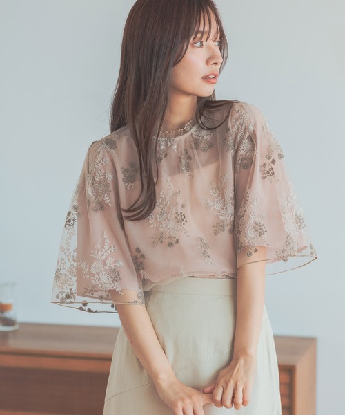 mysty woman（ミスティウーマン）の「フローラル刺繍フレアスリーブブラウス　320879（シャツ/ブラウス・レディース・アイボリー/グレイッシュブルー/グレー/ピンクベージュ/ベージュ/オフホワイト・FREE）」の6枚目の写真