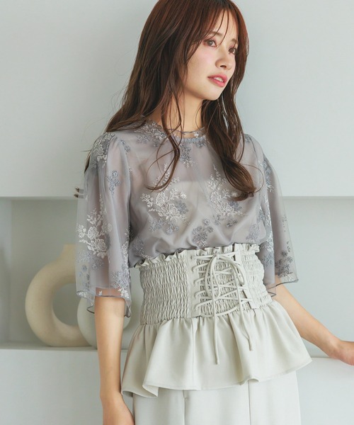 mysty woman（ミスティウーマン）の「フローラル刺繍フレアスリーブブラウス　320879（シャツ/ブラウス・レディース・アイボリー/グレイッシュブルー/グレー/ピンクベージュ/ベージュ/オフホワイト・FREE）」の3枚目の写真