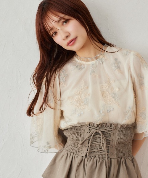 mysty woman（ミスティウーマン）の「フローラル刺繍フレアスリーブブラウス　320879（シャツ/ブラウス・レディース・アイボリー/グレイッシュブルー/グレー/ピンクベージュ/ベージュ/オフホワイト・FREE）」の2枚目の写真