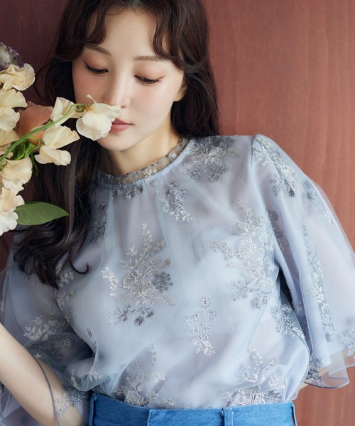 mysty woman（ミスティウーマン）の「フローラル刺繍フレアスリーブブラウス　320879（シャツ/ブラウス・レディース・アイボリー/グレイッシュブルー/グレー/ピンクベージュ/ベージュ/オフホワイト・FREE）」の5枚目の写真