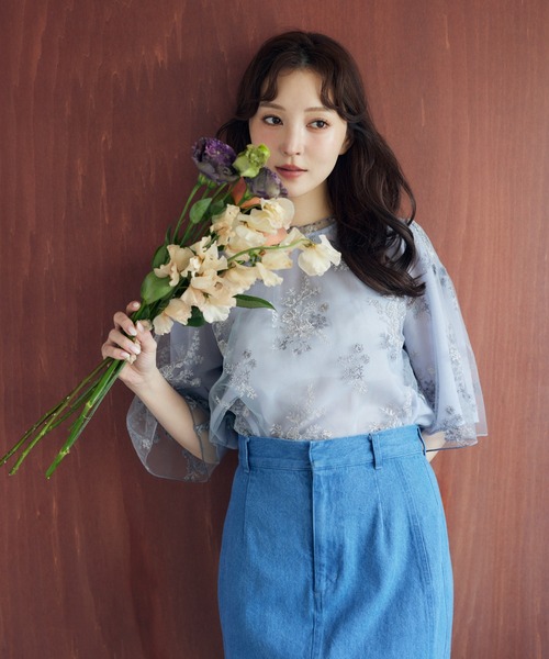 mysty woman（ミスティウーマン）の「フローラル刺繍フレアスリーブブラウス　320879（シャツ/ブラウス・レディース・アイボリー/グレイッシュブルー/グレー/ピンクベージュ/ベージュ/オフホワイト・FREE）」の15枚目の写真