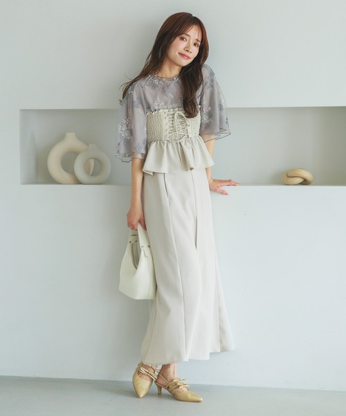 mysty woman（ミスティウーマン）の「フローラル刺繍フレアスリーブブラウス　320879（シャツ/ブラウス・レディース・アイボリー/グレイッシュブルー/グレー/ピンクベージュ/ベージュ/オフホワイト・FREE）」の17枚目の写真