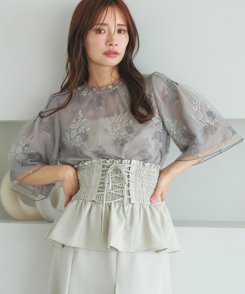 mysty woman（ミスティウーマン）の「フローラル刺繍フレアスリーブブラウス　320879（シャツ/ブラウス・レディース・アイボリー/グレイッシュブルー/グレー/ピンクベージュ/ベージュ/オフホワイト・FREE）」の18枚目の写真