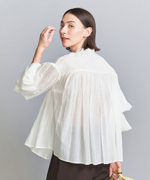 BEAUTY&YOUTH UNITED ARROWS(ビューティーアンドユースユナイテッドアローズ)の「【WEB限定】コットンレーヨン シャーリングブラウス -ウォッシャブル-(シャツ/ブラウス・レディース・ライラック/ライトブルー/ブラック/ホワイト・FREE)」の7枚目の写真