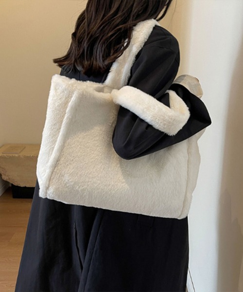 STYLEBLOCK(スタイルブロック)の「フェイクファー素材トートバッグ(トートバッグ・レディース・カーキ/ピンク/ベージュ/ブラック・FREE)」の3枚目の写真