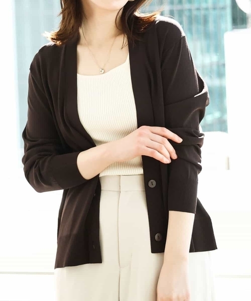 OFUON le MK（オフオンルエムケー）の「Vネックニットカーディガン/接触冷感/洗える/WEB限定サイズあり（Tシャツ/カットソー・レディース・イエロー/グリーン/ブラウン系その他/グレイッシュベージュ・36/38）」の2枚目の写真