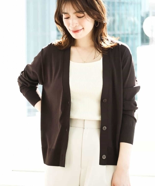 OFUON le MK（オフオンルエムケー）の「Vネックニットカーディガン/接触冷感/洗える/WEB限定サイズあり（Tシャツ/カットソー・レディース・イエロー/グリーン/ブラウン系その他/グレイッシュベージュ・36/38）」の7枚目の写真