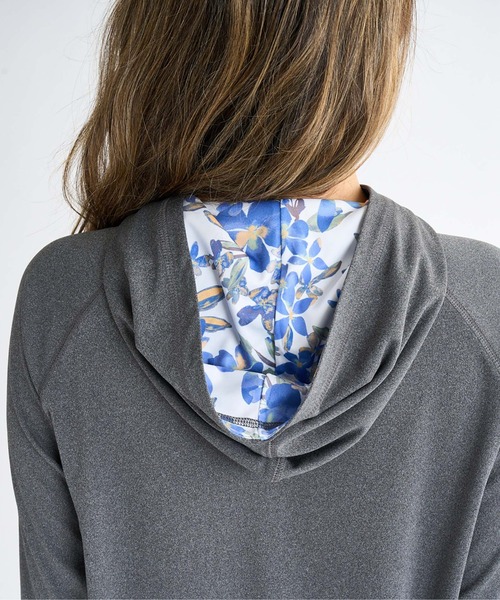 ROXY(ロキシー)の「ARTSY FLORAL LOGO PA /ロキシーロゴ長袖ジップアップパーカーラッシュガード(水着)(ラッシュガード・レディース・ホワイト/チャコールグレー/ブルー・SMALL/MEDIUM/LARGE)」の21枚目の写真