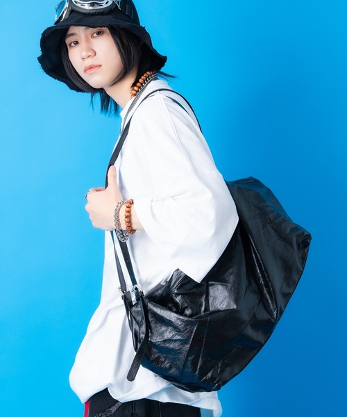 an meets zakka(アンミツザッカ)の「an meets zakka ヴィンテージライク合成皮革2WAYショルダーボストンバッグ(ボストンバッグ・レディース・ブラウン/ブラック/アイボリー・ONESIZE)」の1枚目の写真