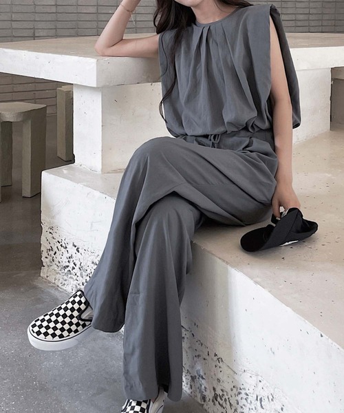 LAFFMO(ラフモ)の「セットアップ タックノースリーブブラウス&イージーパンツ(セットアップ・レディース・ブラック/ベージュ/モカ/グレー・F)」の1枚目の写真