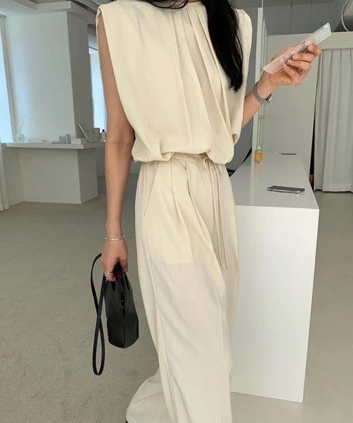 LAFFMO(ラフモ)の「セットアップ タックノースリーブブラウス&イージーパンツ(セットアップ・レディース・ブラック/ベージュ/モカ/グレー・F)」の9枚目の写真