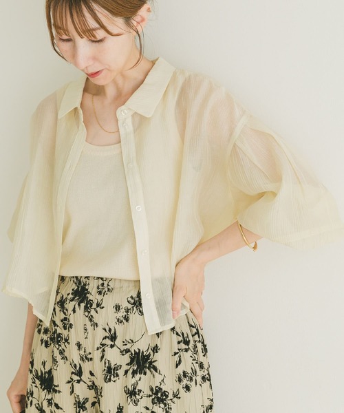 ITEMS URBANRESEARCH（アイテムズ アーバンリサーチ）の「シアークロップドボリュームスリーブシャツ（シャツ/ブラウス・レディース・オフホワイト/チャコールグレー/オレンジ/ベージュ/ミント・FREE）」の2枚目の写真