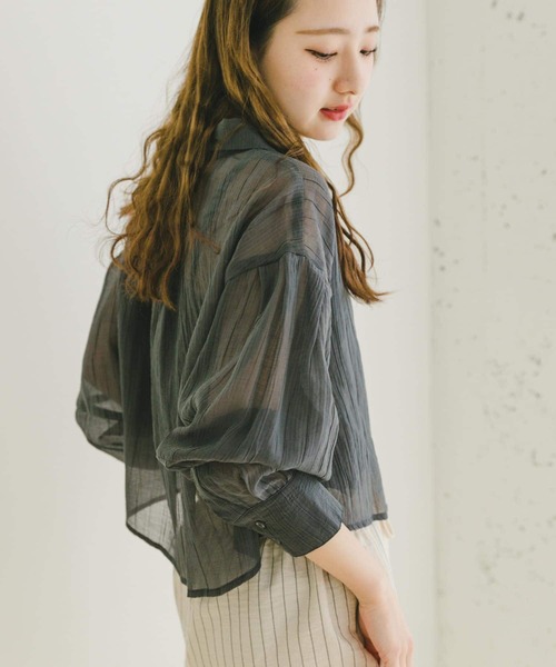 ITEMS URBANRESEARCH（アイテムズ アーバンリサーチ）の「シアークロップドボリュームスリーブシャツ（シャツ/ブラウス・レディース・オフホワイト/チャコールグレー/オレンジ/ベージュ/ミント・FREE）」の22枚目の写真