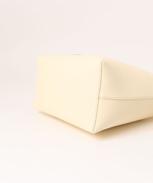 CHARLES & KEITH(チャールズ & キース)の「Beryl ベリル バケツバッグ(ショルダーバッグ・レディース・ライトイエロー/スミクロ/ライトベージュ/チョコ・M)」の17枚目の写真