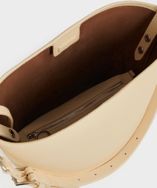 CHARLES & KEITH(チャールズ & キース)の「Beryl ベリル バケツバッグ(ショルダーバッグ・レディース・ライトイエロー/スミクロ/ライトベージュ/チョコ・M)」の16枚目の写真
