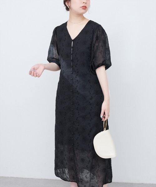 natural couture(ナチュラルクチュール)の「【WEB限定】お花刺繍フロント釦Vネックワンピース(ワンピース・レディース・アイボリー/ブラック/ブルー・FREE)」の13枚目の写真