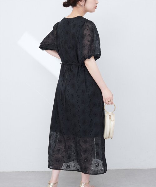 natural couture(ナチュラルクチュール)の「【WEB限定】お花刺繍フロント釦Vネックワンピース(ワンピース・レディース・アイボリー/ブラック/ブルー・FREE)」の14枚目の写真