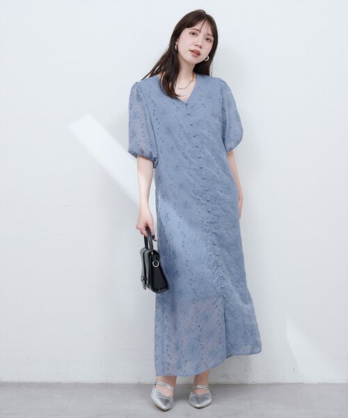 natural couture(ナチュラルクチュール)の「【WEB限定】お花刺繍フロント釦Vネックワンピース(ワンピース・レディース・アイボリー/ブラック/ブルー・FREE)」の20枚目の写真