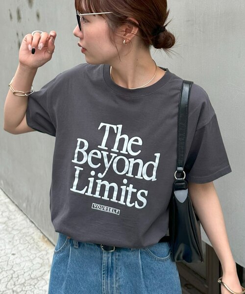 DISCOAT(ディスコート)の「【WEB限定】アメリカンロゴTシャツ(Tシャツ/カットソー・レディース・チャコールグレー/ホワイト系その他2/ホワイト系その他・SMALL/FREE)」の1枚目の写真
