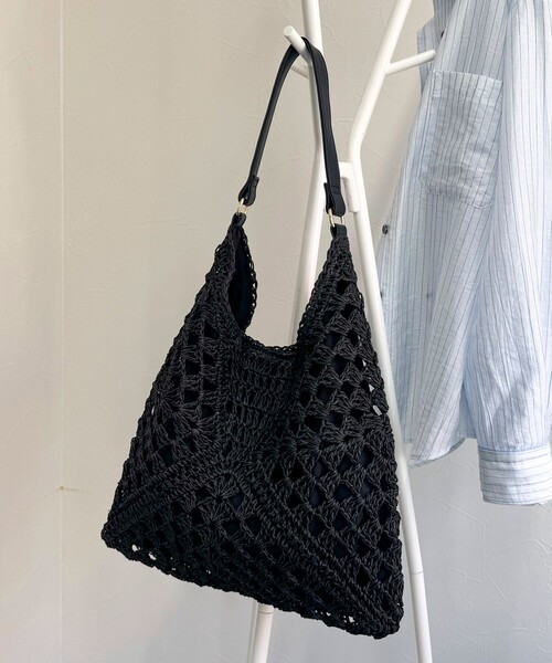 fredy emue（フレディエミュ）の「ペーパー透かし編みワンショルバッグ（かごバッグ・レディース・ベージュ/ブラック・FREE）」の2枚目の写真