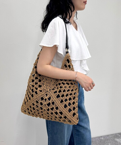 fredy emue（フレディエミュ）の「ペーパー透かし編みワンショルバッグ（かごバッグ・レディース・ベージュ/ブラック・FREE）」の4枚目の写真