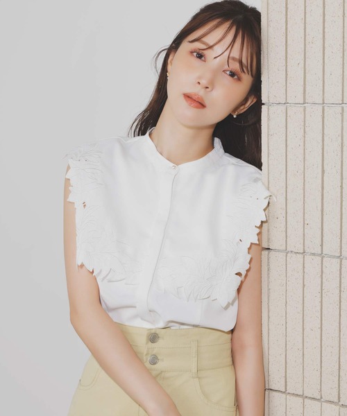 NOELA(ノエラ)の「刺繍カラーブラウス(シャツ/ブラウス・レディース・ベージュ/サックスブルー/オフホワイト・フリー)」の2枚目の写真