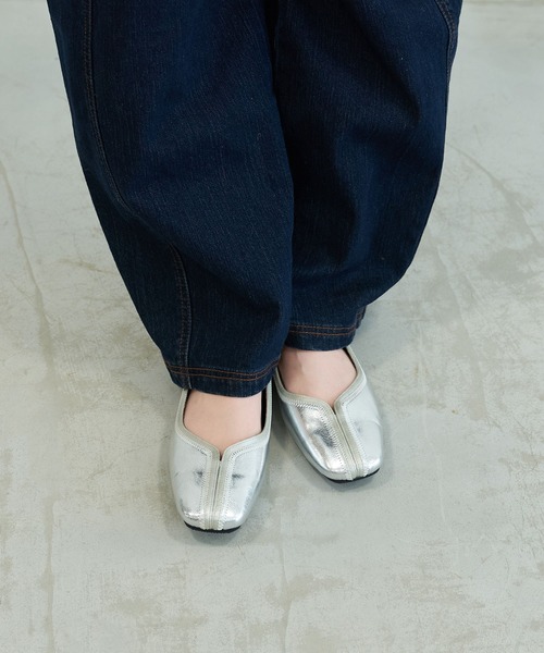 carino（カリーノ）の「スクエアトゥ切り替えデザインフラットパンプス（パンプス・レディース・ライム/シルバー/ブラック/ダークベージュ・24cm/23.5cm/23cm/22.5cm/24.5cm）」の4枚目の写真