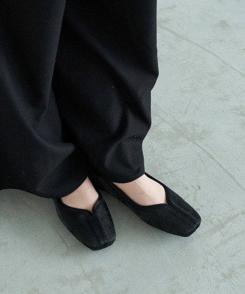 carino（カリーノ）の「スクエアトゥ切り替えデザインフラットパンプス（パンプス・レディース・ライム/シルバー/ブラック/ダークベージュ・24cm/23.5cm/23cm/22.5cm/24.5cm）」の2枚目の写真