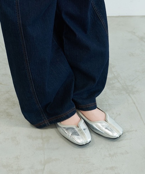 carino（カリーノ）の「スクエアトゥ切り替えデザインフラットパンプス（パンプス・レディース・ライム/シルバー/ブラック/ダークベージュ・24cm/23.5cm/23cm/22.5cm/24.5cm）」の5枚目の写真