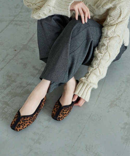 carino（カリーノ）の「スクエアトゥ切り替えデザインフラットパンプス（パンプス・レディース・ライム/シルバー/ブラック/ダークベージュ・24cm/23.5cm/23cm/22.5cm/24.5cm）」の6枚目の写真