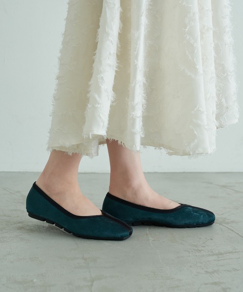 carino（カリーノ）の「スクエアトゥ切り替えデザインフラットパンプス（パンプス・レディース・ライム/シルバー/ブラック/ダークベージュ・24cm/23.5cm/23cm/22.5cm/24.5cm）」の8枚目の写真