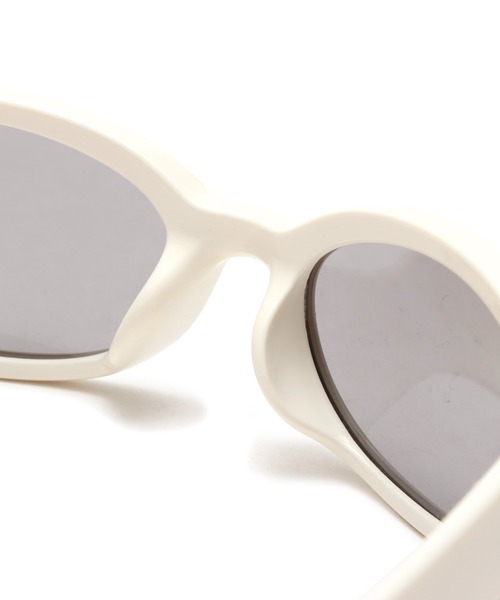 atmos pink（アトモスピンク）の「atmos pink Curved Sunglasses / アトモス ピンク カーブ サングラス（サングラス・レディース・ブラック/ホワイト・FREE）」の5枚目の写真