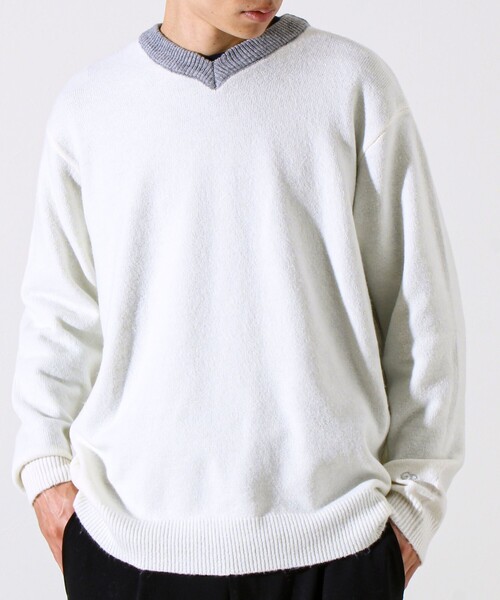 GLOSTER（グロスター）の「【配色リブが映える大人ニット】GR刺繍 浅Vネックプルオーバーニット（ニット/セーター・メンズ・オフホワイト/グレー/ブラック・S/M/L）」の2枚目の写真