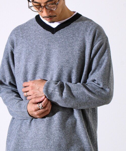 GLOSTER（グロスター）の「【配色リブが映える大人ニット】GR刺繍 浅Vネックプルオーバーニット（ニット/セーター・メンズ・オフホワイト/グレー/ブラック・S/M/L）」の10枚目の写真