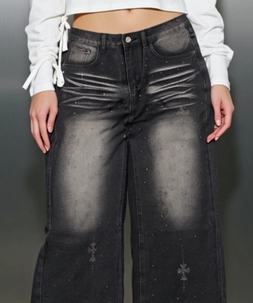 .KOM(ドットコム)の「A'GEM/9 × .kom 『.KOM/ドットケーオーエム』Rhinestone Washed Wide Denim Pants/ラインストーンウォッシュワイドデニム(デニムパンツ・レディース・ブラック・M)」の4枚目の写真