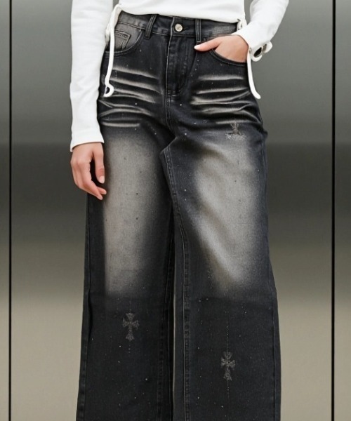 .KOM(ドットコム)の「A'GEM/9 × .kom 『.KOM/ドットケーオーエム』Rhinestone Washed Wide Denim Pants/ラインストーンウォッシュワイドデニム(デニムパンツ・レディース・ブラック・M)」の2枚目の写真