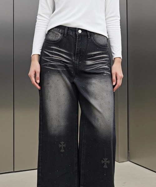 .KOM(ドットコム)の「A'GEM/9 × .kom 『.KOM/ドットケーオーエム』Rhinestone Washed Wide Denim Pants/ラインストーンウォッシュワイドデニム(デニムパンツ・レディース・ブラック・M)」の3枚目の写真