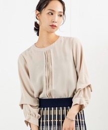 【袖2WAY＆レースピンタックで着痩せ】華やぎも体型カバーも叶う大人のオフィスブラウス前身頃のレースとピンタックが縦ラインを強調し、すっきり細見えを演出。袖はボタンで長袖とタック袖の2WAY仕様。シーンに合わせてシルエットを変えられる優秀アイテム。オフィスからデートまで活躍する、上品で頼れる一枚