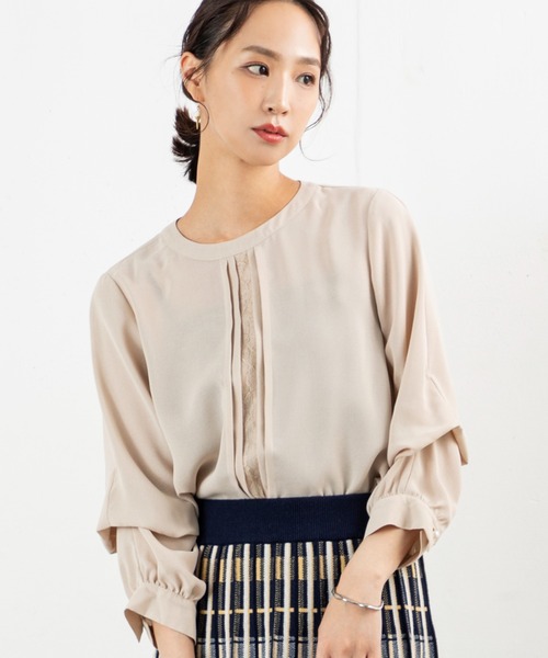 MILLION CARATS（ミリオンカラッツ）の「【袖2WAY＆レースピンタックで着痩せ】華やぎも体型カバーも叶う大人のオフィスブラウス前身頃のレースとピンタックが縦ラインを強調し、すっきり細見えを演出。袖はボタンで長袖とタック袖の2WAY仕様。シーンに合わせてシルエットを変えられる優秀アイテム。オフィスからデートまで活躍する、上品で頼れる一枚（シャツ/ブラウス・レディース・ベージュ/ブラック/オフホワイト・FREE）」の3枚目の写真